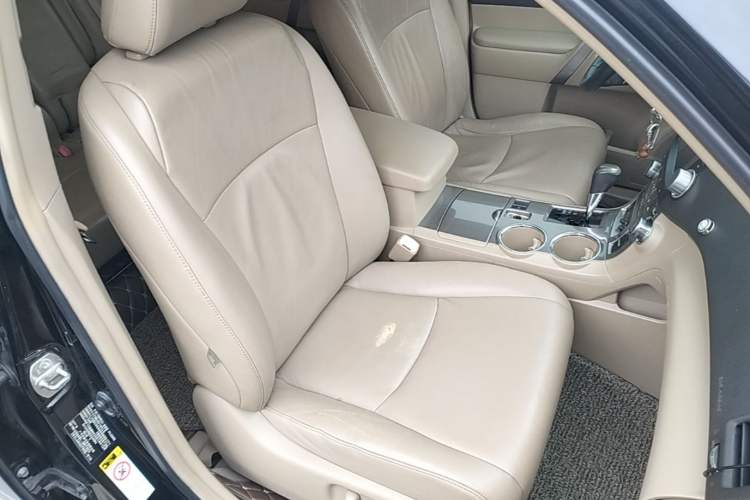 Used Toyota Highlander 2012 2.7L Two-Wheel Drive 7-Seater Luxury Edition Right Front Seat