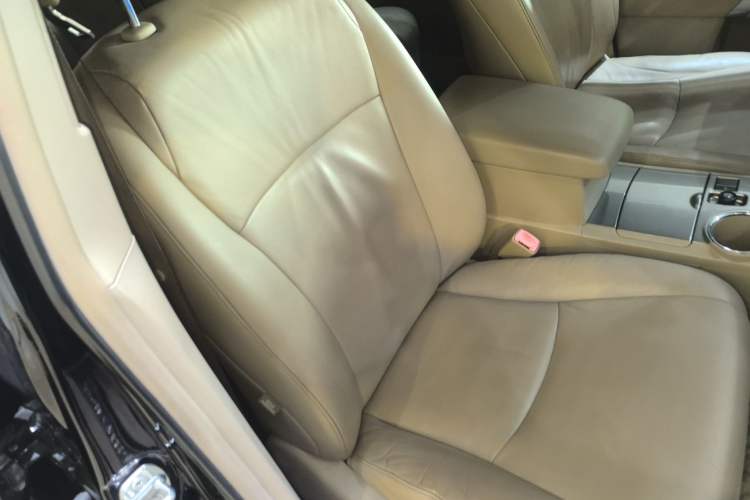 Used Toyota Highlander 2012 2.7L Two-Wheel Drive 7-Seater Luxury Edition Right Front Seat