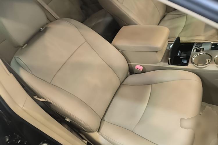 Used Toyota Highlander 2012 2.7L Two-Wheel Drive 7-Seater Luxury Edition Right Front Seat