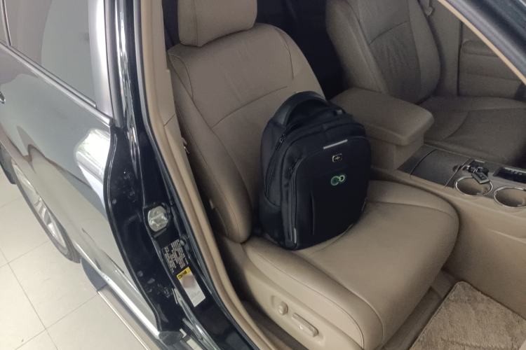 Used Toyota Highlander 2012 2.7L Two-Wheel Drive 7-Seater Luxury Edition Right Front Seat