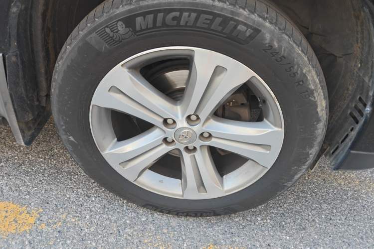 Used Toyota Highlander 2012 2.7L Two-Wheel Drive 7-Seater Luxury Edition Right Front Wheel Hub