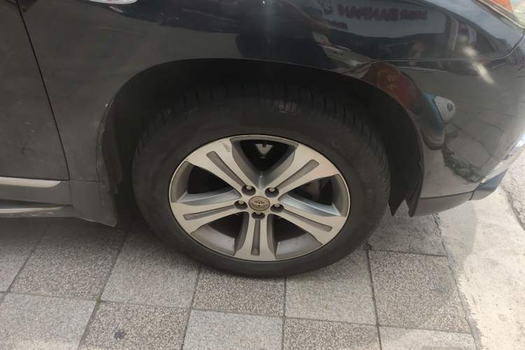 Used Toyota Highlander 2012 2.7L Two-Wheel Drive 7-Seater Luxury Edition Right Front Wheel Hub