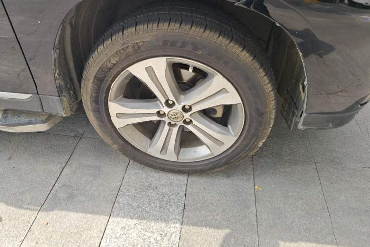 Used Toyota Highlander 2012 2.7L Two-Wheel Drive 7-Seater Luxury Edition Right Front Wheel Hub