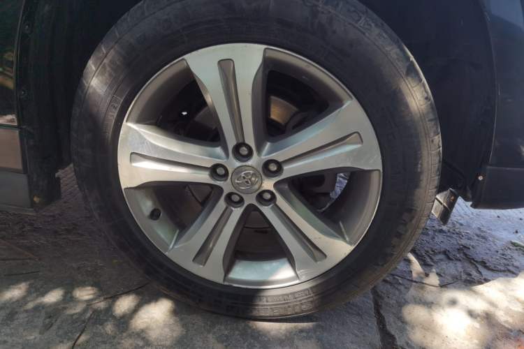 Used Toyota Highlander 2012 2.7L Two-Wheel Drive 7-Seater Elite Edition Right Front Wheel Hub