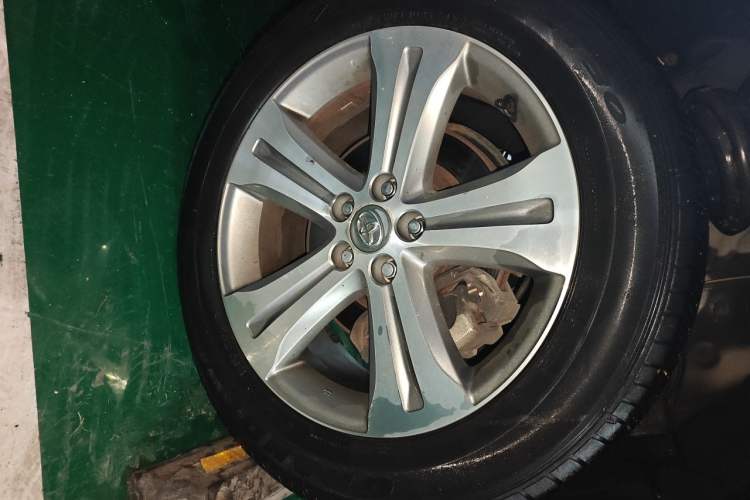 Used Toyota Highlander 2012 2.7L Two-Wheel Drive 7-Seater Luxury Edition Right Front Wheel Hub