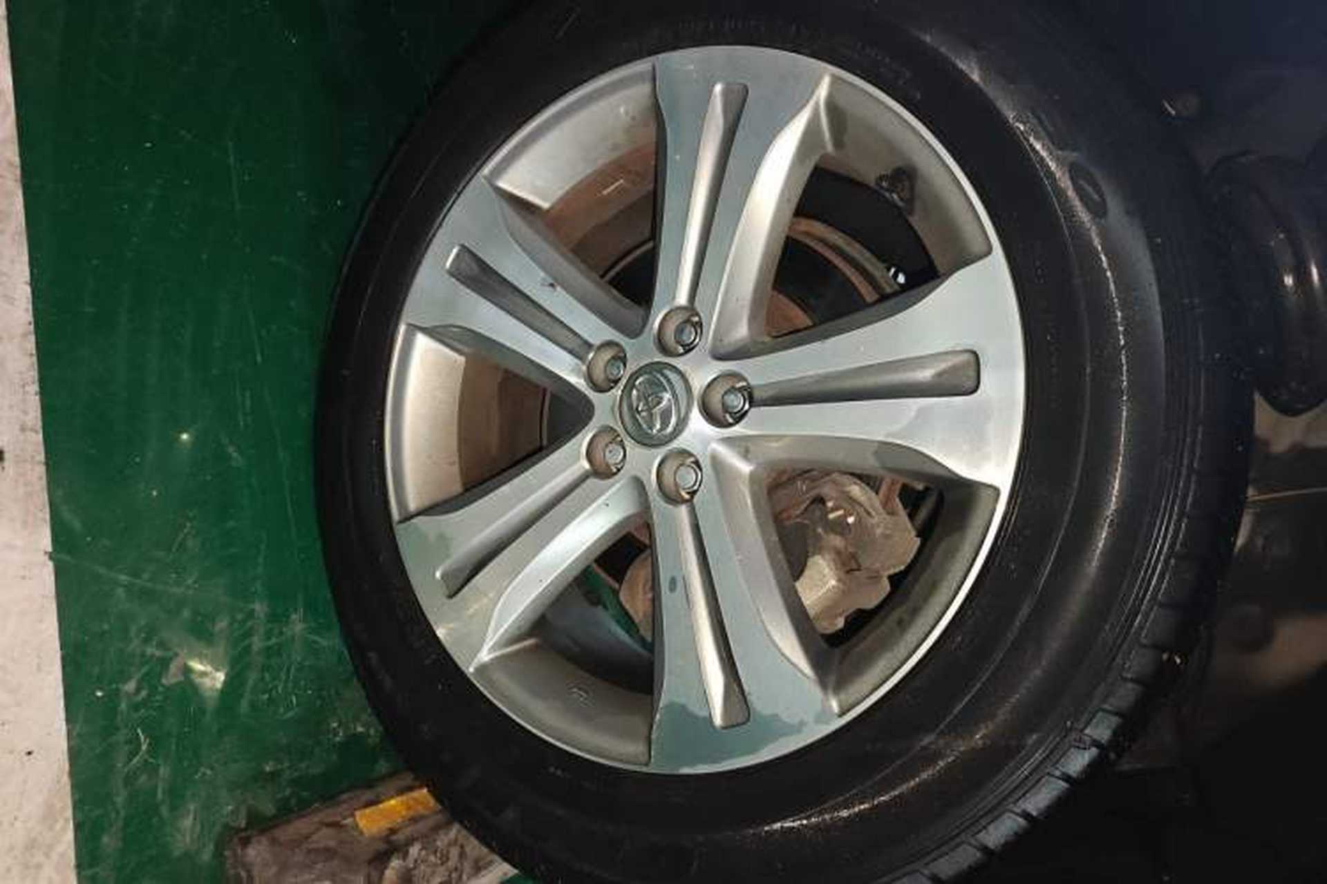 Used Toyota Highlander 2012 2.7L Two-Wheel Drive 7-Seater Luxury Edition Right Front Wheel Hub