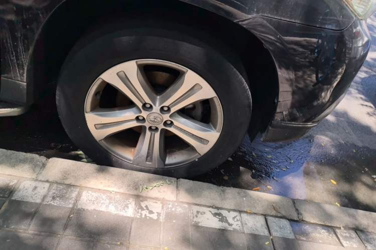 Used Toyota Highlander 2012 2.7L Two-Wheel Drive 7-Seater Luxury Edition Right Front Wheel Hub
