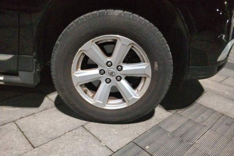 Used Toyota Highlander 2012 2.7L Two-Wheel Drive 7-Seater Elite Edition Right Front Wheel Hub