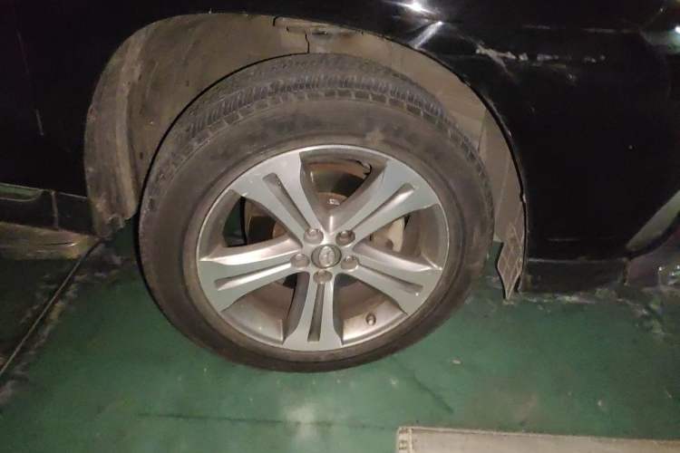 Used Toyota Highlander 2012 2.7L Two-Wheel Drive 7-Seater Luxury Edition Right Front Wheel Hub