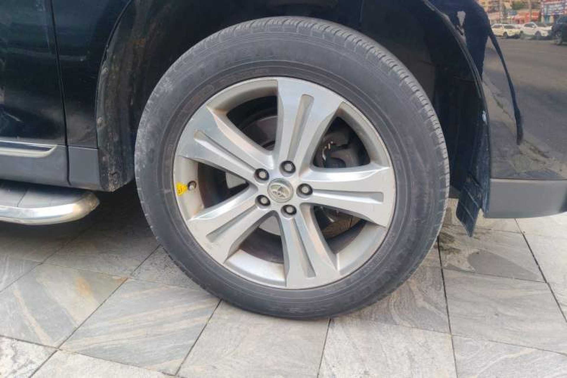 Used Toyota Highlander 2012 2.7L Two-Wheel Drive 7-Seater Luxury Navigation Edition Right Front Wheel Hub