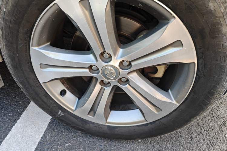 Used Toyota Highlander 2012 2.7L Two-Wheel Drive 7-Seater Luxury Navigation Edition Right Front Wheel Hub