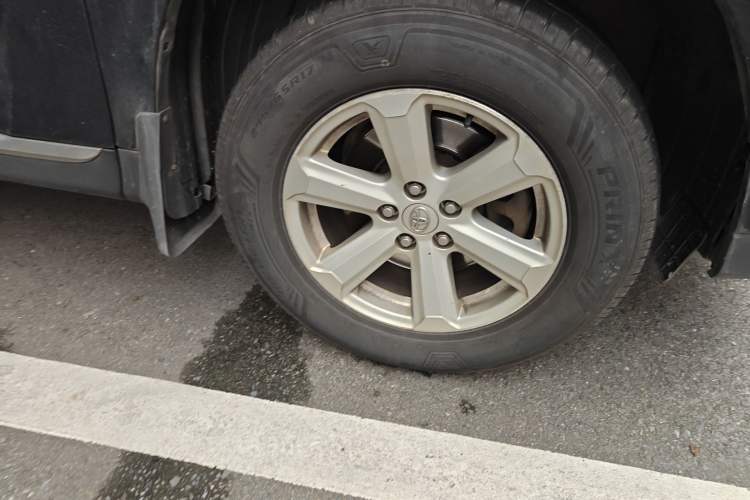 Used Toyota Highlander 2012 2.7L Two-Wheel Drive 7-Seater Elite Edition Right Front Wheel Hub