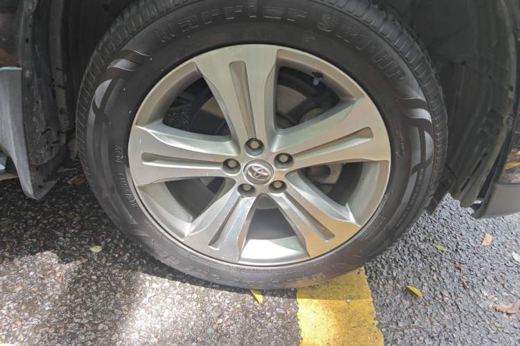 Used Toyota Highlander 2012 2.7L Two-Wheel Drive 7-Seater Luxury Edition Right Front Wheel Hub