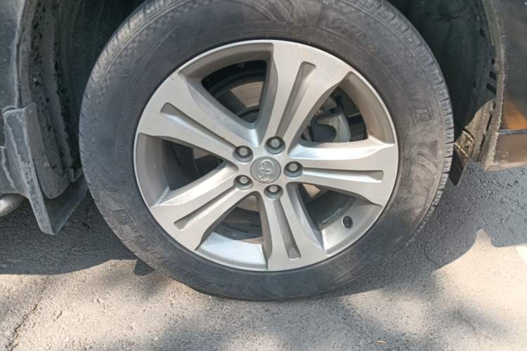 Used Toyota Highlander 2012 2.7L Two-Wheel Drive 7-Seater Luxury Edition Right Front Wheel Hub