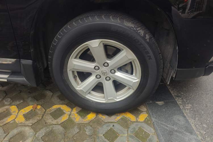 Used Toyota Highlander 2012 2.7L Two-Wheel Drive 7-Seater Elite Edition Right Front Wheel Hub