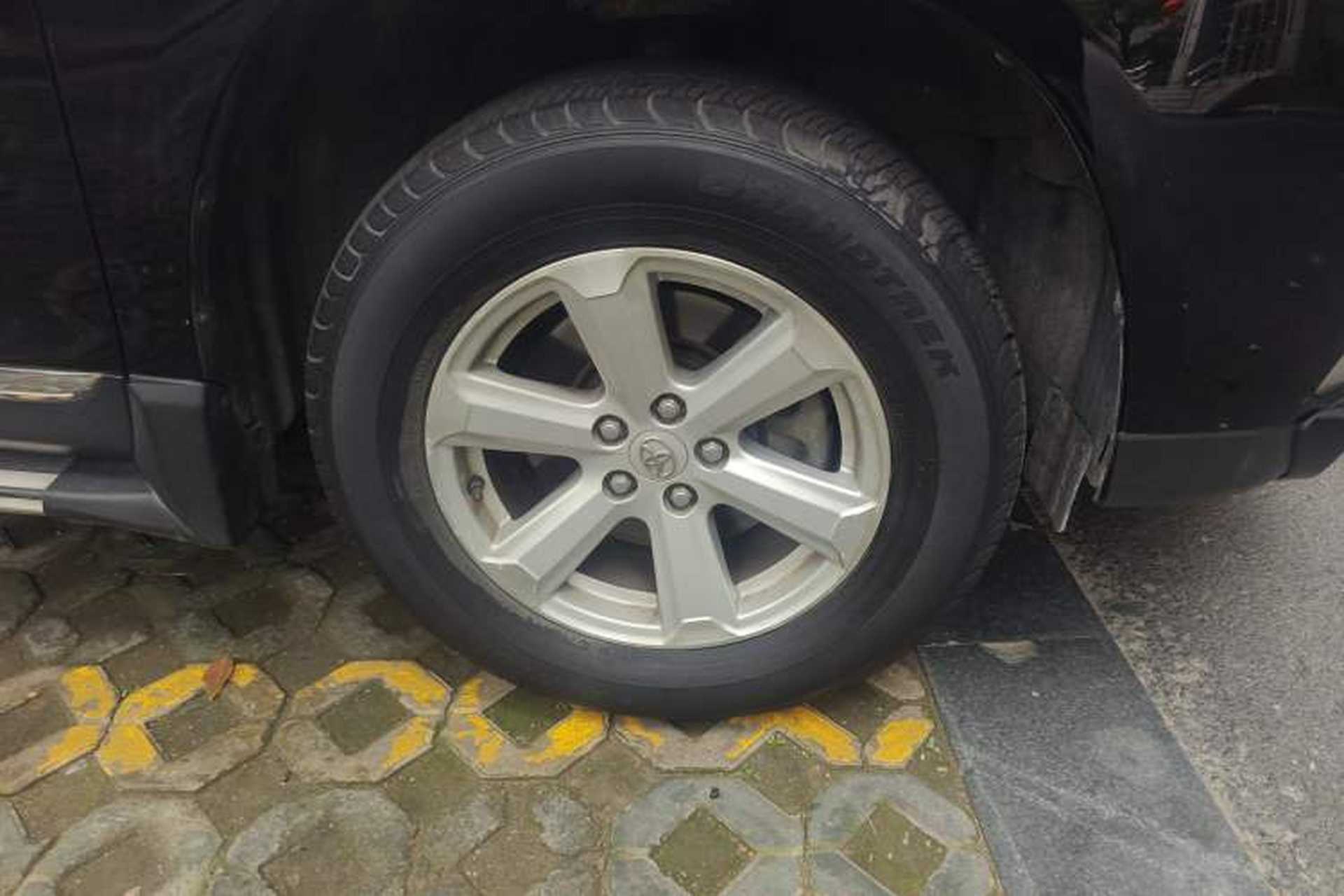 Used Toyota Highlander 2012 2.7L Two-Wheel Drive 7-Seater Elite Edition Right Front Wheel Hub