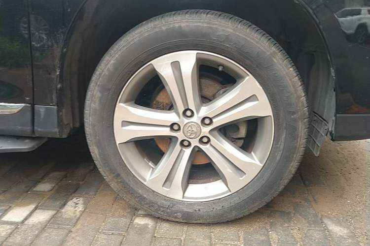 Used Toyota Highlander 2012 2.7L Two-Wheel Drive 7-Seater Luxury Edition Right Front Wheel Hub