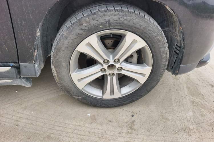 Used Toyota Highlander 2012 2.7L Two-Wheel Drive 7-Seater Elite Edition Right Front Wheel Hub