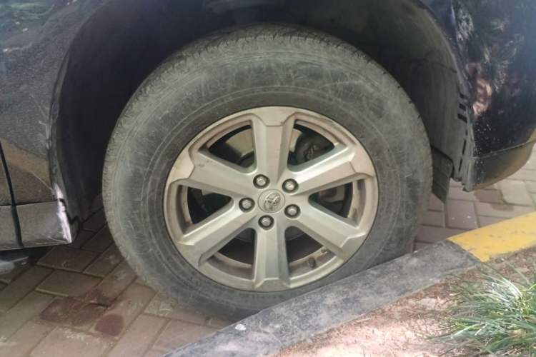 Used Toyota Highlander 2012 2.7L 2WD 5-Seater Elite Edition Right Front Wheel Hub