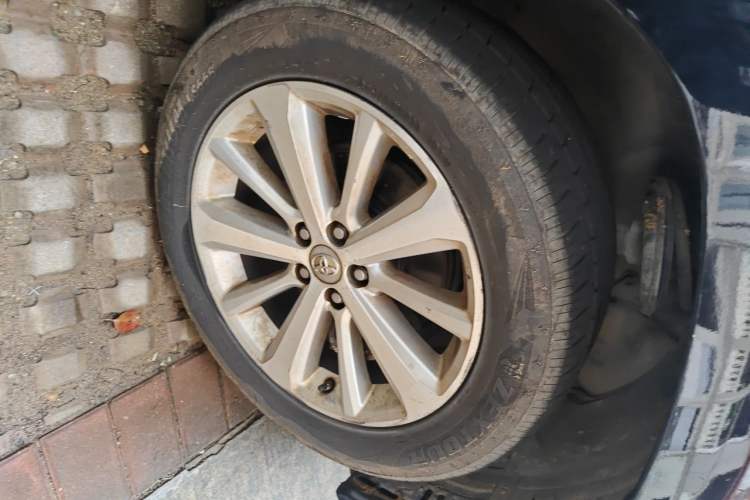 Used Toyota Highlander 2012 3.5L 4x4 7-Seater Luxury Edition Right Front Wheel Hub