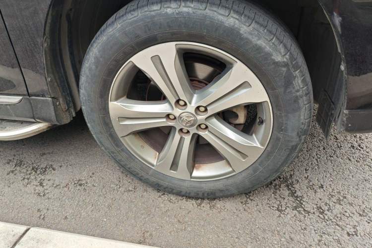 Used Toyota Highlander 2012 2.7L Two-Wheel Drive 7-Seater Luxury Edition Right Front Wheel Hub