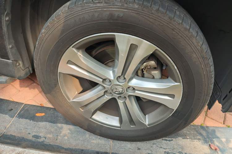 Used Toyota Highlander 2012 2.7L Two-Wheel Drive 7-Seater Luxury Edition Right Front Wheel Hub