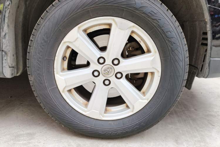 Used Toyota Highlander 2012 2.7L Two-Wheel Drive 7-Seater Elite Edition Right Front Wheel Hub
