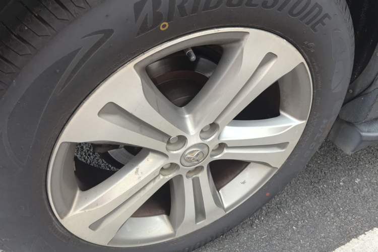 Used Toyota Highlander 2012 2.7L Two-Wheel Drive 7-Seater Luxury Edition Right Front Wheel Hub