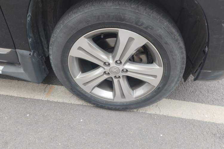 Used Toyota Highlander 2012 2.7L Two-Wheel Drive 7-Seater Luxury Edition Right Front Wheel Hub
