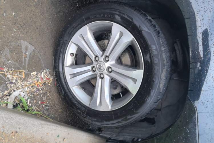 Used Toyota Highlander 2012 2.7L Two-Wheel Drive 7-Seater Luxury Edition Right Front Wheel Hub