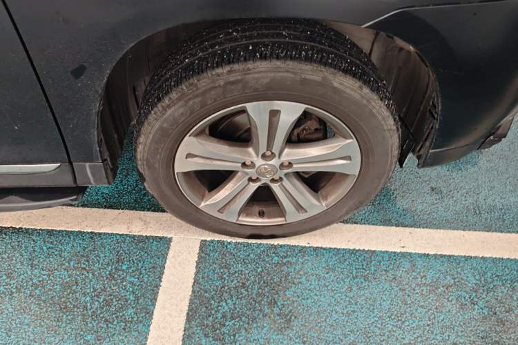 Used Toyota Highlander 2012 2.7L Two-Wheel Drive 7-Seater Luxury Edition Right Front Wheel Hub