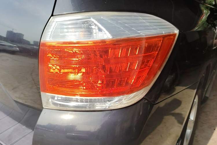 Used Toyota Highlander 2012 2.7L Two-Wheel Drive 7-Seater Elite Edition Right Rear Taillight