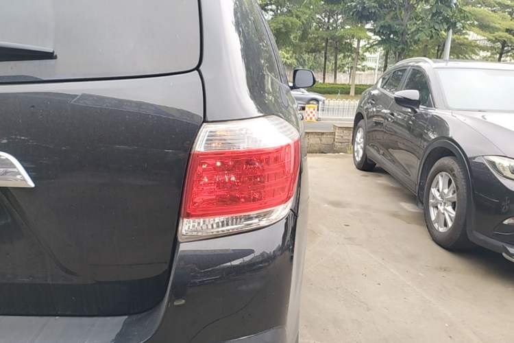 Used Toyota Highlander 2012 2.7L Two-Wheel Drive 7-Seater Luxury Edition Right Rear Taillight