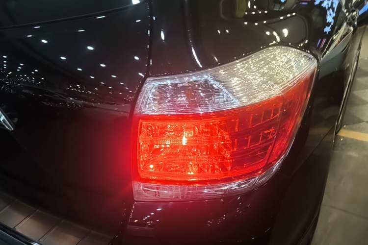 Used Toyota Highlander 2012 2.7L Two-Wheel Drive 7-Seater Luxury Edition Right Rear Taillight