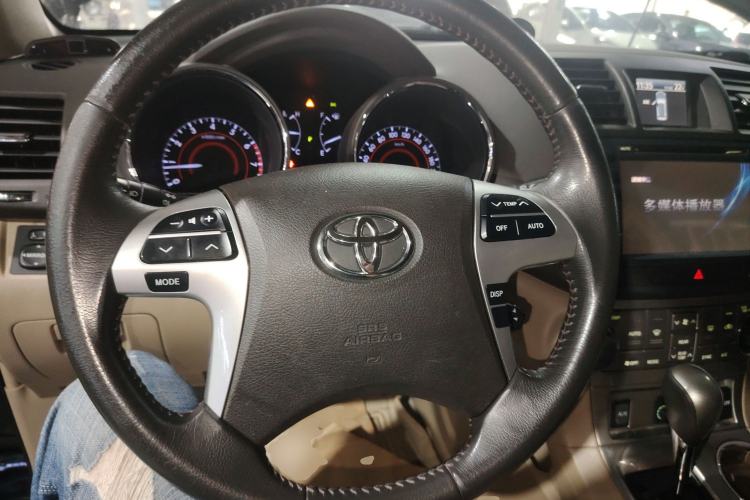 Used Toyota Highlander 2012 2.7L Two-Wheel Drive 7-Seater Luxury Edition Steering Wheel