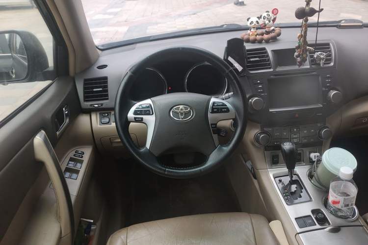 Used Toyota Highlander 2012 2.7L Two-Wheel Drive 7-Seater Luxury Edition Steering Wheel