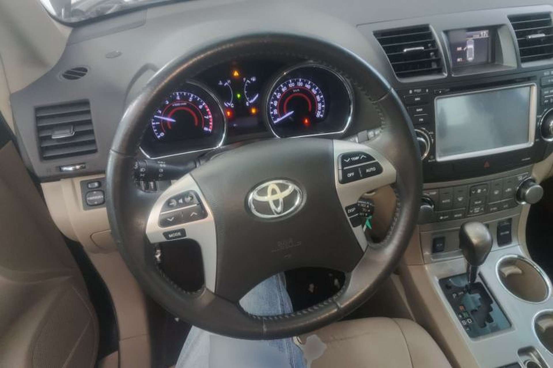 Used Toyota Highlander 2012 2.7L Two-Wheel Drive 7-Seater Luxury Edition Steering Wheel