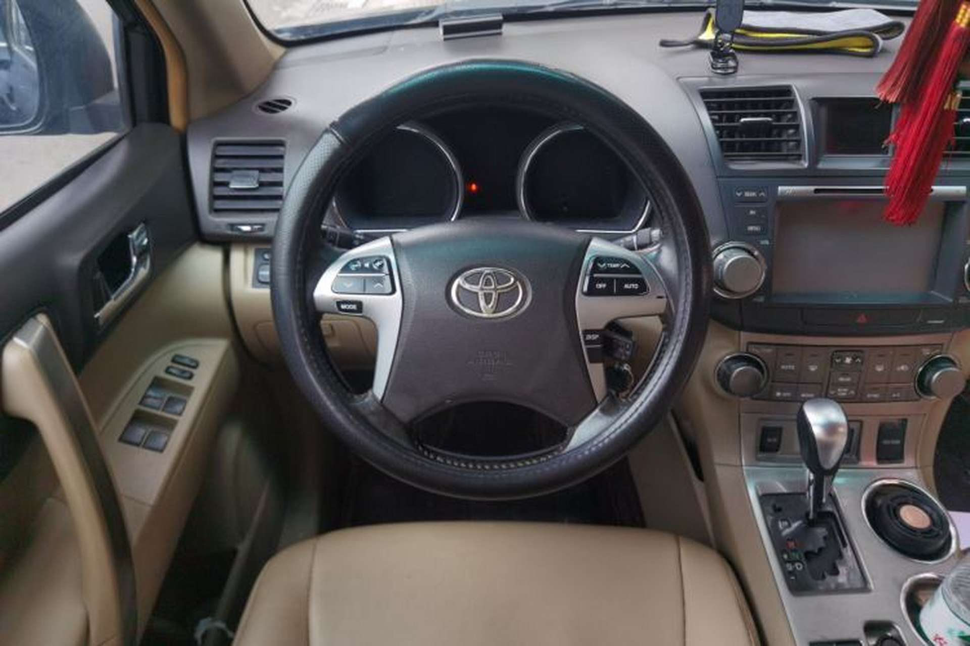 Used Toyota Highlander 2012 2.7L Two-Wheel Drive 7-Seater Luxury Edition Steering Wheel