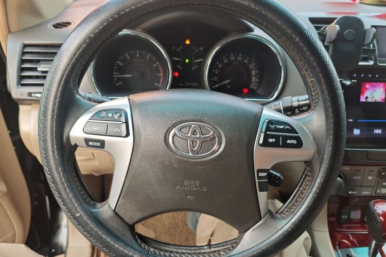 Used Toyota Highlander 2012 2.7L Two-Wheel Drive 7-Seater Luxury Edition Steering Wheel