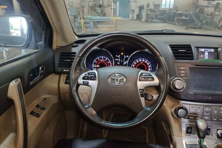 Used Toyota Highlander 2012 2.7L Two-Wheel Drive 7-Seater Luxury Edition Steering Wheel