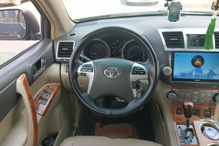 Used Toyota Highlander 2012 2.7L Two-Wheel Drive 7-Seater Luxury Edition Steering Wheel