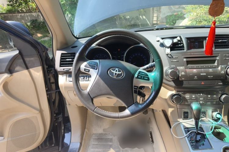 Used Toyota Highlander 2012 2.7L Two-Wheel Drive 7-Seater Luxury Edition Steering Wheel