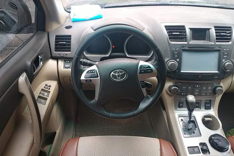 Used Toyota Highlander 2012 2.7L Two-Wheel Drive 7-Seater Luxury Edition Steering Wheel