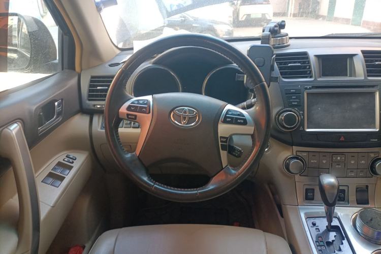 Used Toyota Highlander 2012 2.7L Two-Wheel Drive 7-Seater Luxury Edition Steering Wheel