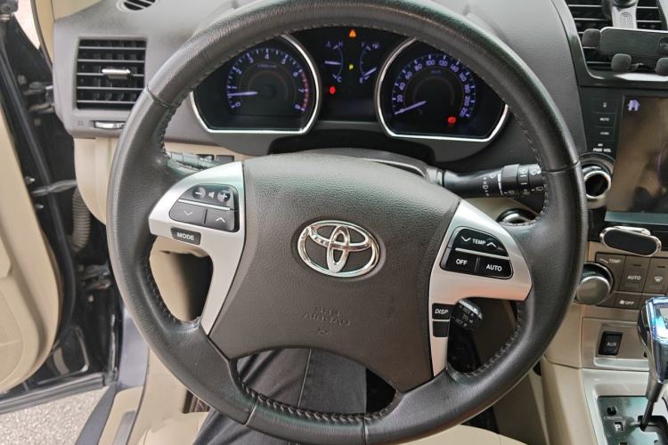 Used Toyota Highlander 2012 2.7L Two-Wheel Drive 7-Seater Luxury Edition Steering Wheel
