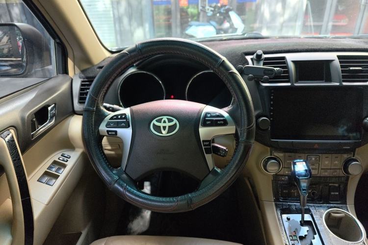 Used Toyota Highlander 2012 2.7L Two-Wheel Drive 7-Seater Luxury Edition Steering Wheel