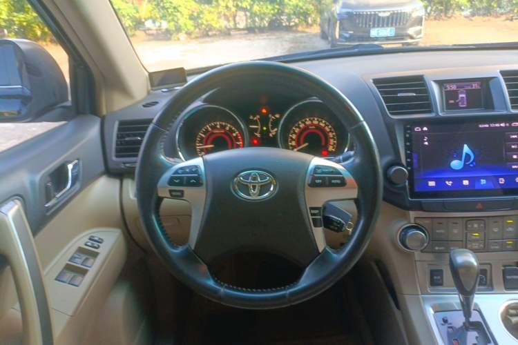 Used Toyota Highlander 2012 2.7L Two-Wheel Drive 7-Seater Luxury Edition Steering Wheel