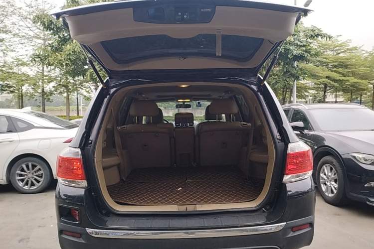 Used Toyota Highlander 2012 2.7L Two-Wheel Drive 7-Seater Luxury Edition Trunk