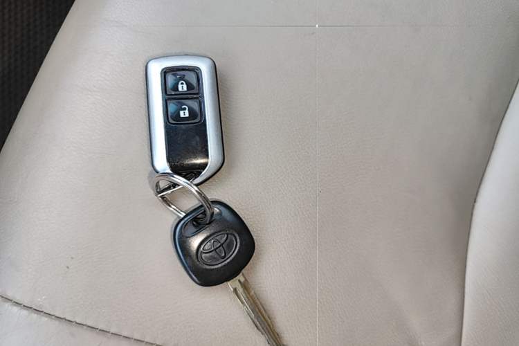 Used Toyota Highlander 2012 2.7L Two-Wheel Drive 7-Seater Luxury Edition Vehicle Key
