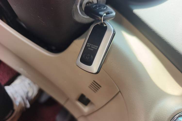Used Toyota Highlander 2012 2.7L Two-Wheel Drive 7-Seater Luxury Edition Vehicle Key